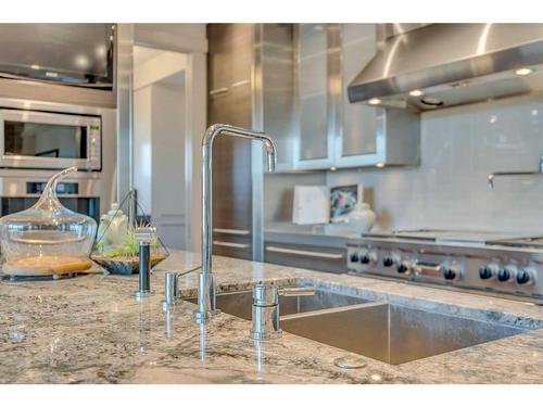 3209 5 Street Nw, Calgary, AB - Indoor Photo Showing Kitchen With Double Sink With Upgraded Kitchen