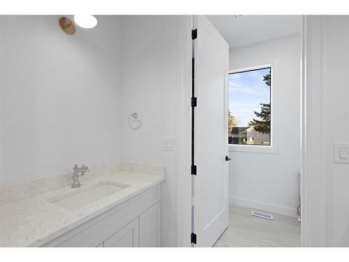 2919 12 Avenue Nw, Calgary, AB - Indoor Photo Showing Bathroom