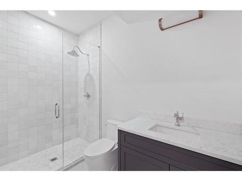 2919 12 Avenue Nw, Calgary, AB - Indoor Photo Showing Bathroom