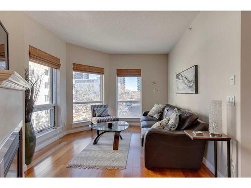 305-108 15 Avenue Se, Calgary, AB - Indoor Photo Showing Living Room