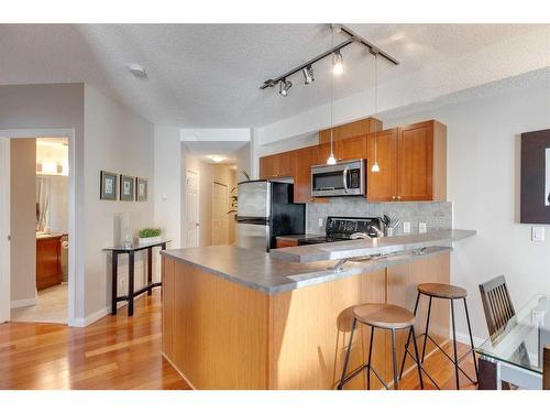 305-108 15 Avenue Se, Calgary, AB - Indoor Photo Showing Kitchen With Stainless Steel Kitchen