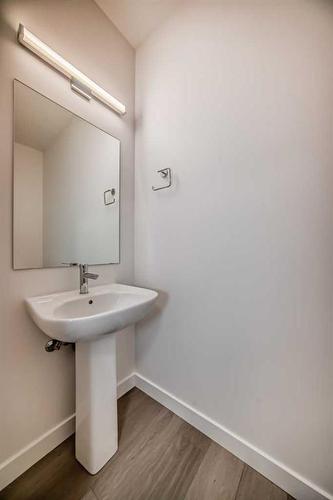 341 Baneberry Way Sw, Airdrie, AB - Indoor Photo Showing Bathroom