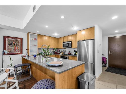 1305-1118 12 Avenue Sw, Calgary, AB - Indoor Photo Showing Kitchen With Stainless Steel Kitchen