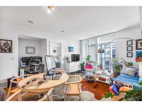 1305-1118 12 Avenue Sw, Calgary, AB - Indoor Photo Showing Living Room