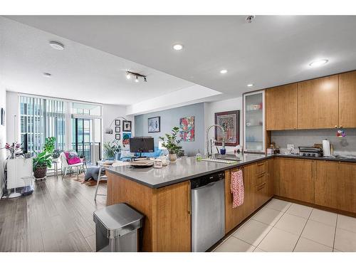 1305-1118 12 Avenue Sw, Calgary, AB - Indoor Photo Showing Kitchen