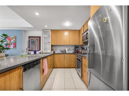 1305-1118 12 Avenue Sw, Calgary, AB - Indoor Photo Showing Kitchen With Stainless Steel Kitchen