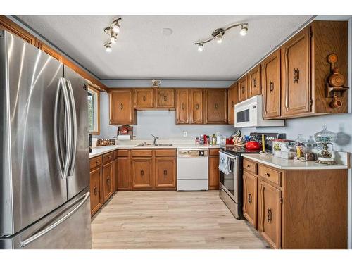 271194 Township Road 252, Rural Rocky View County, AB - Indoor Photo Showing Kitchen With Double Sink