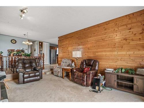 271194 Township Road 252, Rural Rocky View County, AB - Indoor Photo Showing Living Room