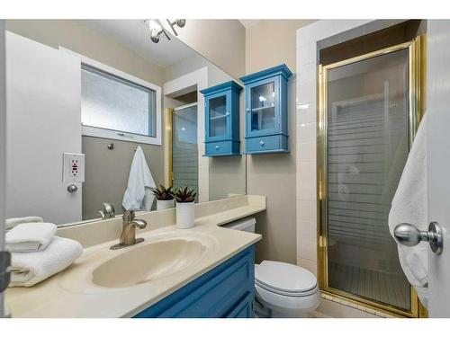 544 Brookpark Drive Sw, Calgary, AB - Indoor Photo Showing Bathroom