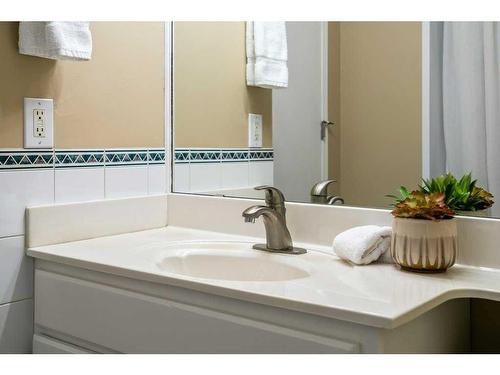 544 Brookpark Drive Sw, Calgary, AB - Indoor Photo Showing Bathroom