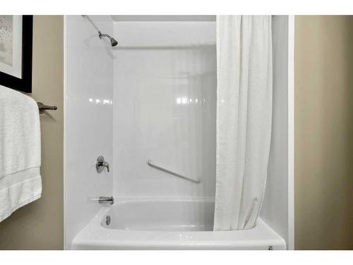 544 Brookpark Drive Sw, Calgary, AB - Indoor Photo Showing Bathroom