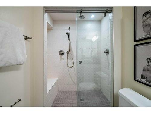 544 Brookpark Drive Sw, Calgary, AB - Indoor Photo Showing Bathroom