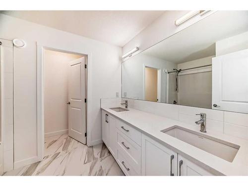 1046 Thimbleberry Hill Sw, Airdrie, AB - Indoor Photo Showing Bathroom