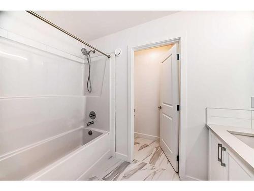 1046 Thimbleberry Hill Sw, Airdrie, AB - Indoor Photo Showing Bathroom