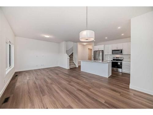 1046 Thimbleberry Hill Sw, Airdrie, AB - Indoor Photo Showing Kitchen