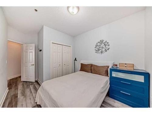 201-3412 Parkdale Boulevard Nw, Calgary, AB - Indoor Photo Showing Bedroom