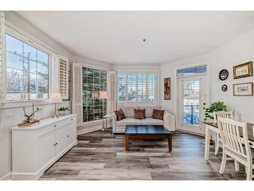 201-3412 Parkdale Boulevard Nw, Calgary, AB - Indoor Photo Showing Living Room