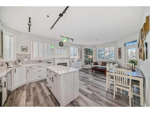 201-3412 Parkdale Boulevard Nw, Calgary, AB - Indoor Photo Showing Kitchen