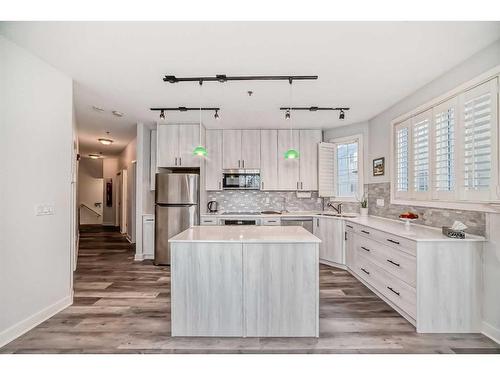 201-3412 Parkdale Boulevard Nw, Calgary, AB - Indoor Photo Showing Kitchen With Upgraded Kitchen