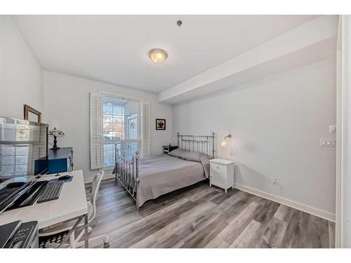 201-3412 Parkdale Boulevard Nw, Calgary, AB - Indoor Photo Showing Bedroom