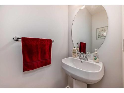 37 Nolanhurst Crescent Nw, Calgary, AB - Indoor Photo Showing Bathroom