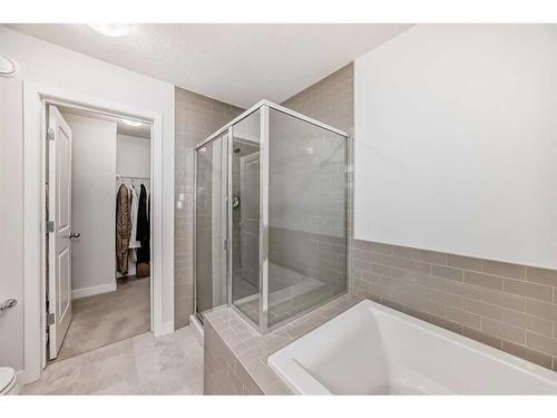 37 Nolanhurst Crescent Nw, Calgary, AB - Indoor Photo Showing Bathroom