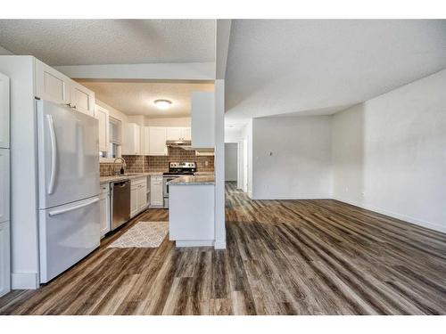 2233 3 Avenue Nw, Calgary, AB - Indoor Photo Showing Kitchen