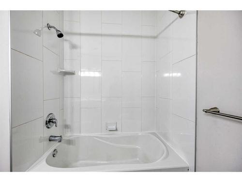 2233 3 Avenue Nw, Calgary, AB - Indoor Photo Showing Bathroom