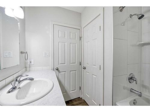 2233 3 Avenue Nw, Calgary, AB - Indoor Photo Showing Bathroom