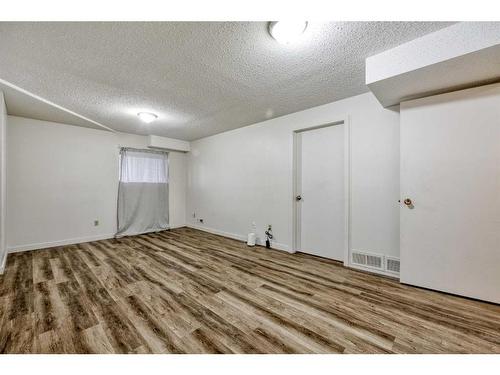 2233 3 Avenue Nw, Calgary, AB - Indoor Photo Showing Other Room