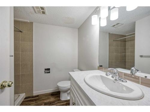 2233 3 Avenue Nw, Calgary, AB - Indoor Photo Showing Bathroom