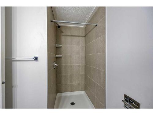 2233 3 Avenue Nw, Calgary, AB - Indoor Photo Showing Bathroom