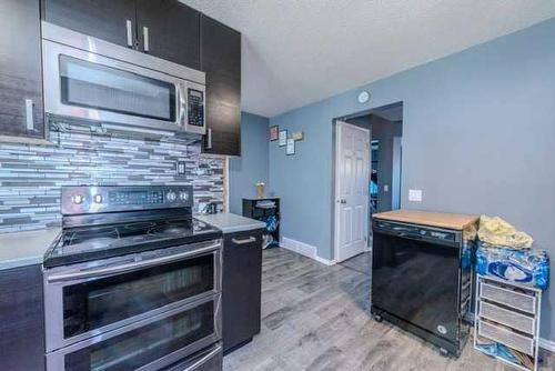 62 Georgian Villas Ne, Calgary, AB - Indoor Photo Showing Kitchen