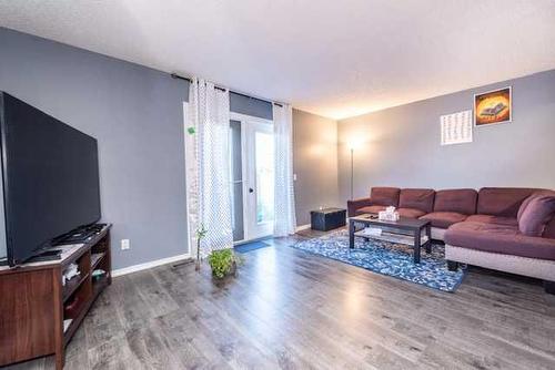 62 Georgian Villas Ne, Calgary, AB - Indoor Photo Showing Living Room