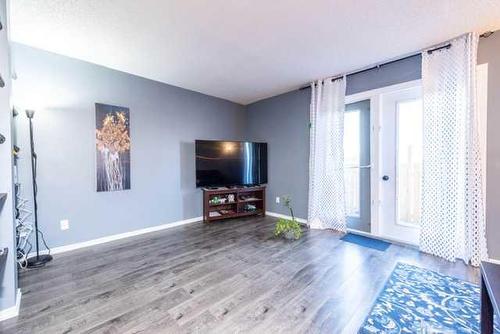 62 Georgian Villas Ne, Calgary, AB - Indoor Photo Showing Living Room