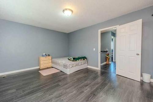 62 Georgian Villas Ne, Calgary, AB - Indoor Photo Showing Bedroom