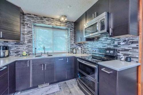 62 Georgian Villas Ne, Calgary, AB - Indoor Photo Showing Kitchen