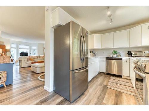 4-101 Elm Place, Okotoks, AB - Indoor Photo Showing Kitchen