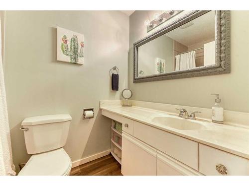 4-101 Elm Place, Okotoks, AB - Indoor Photo Showing Bathroom