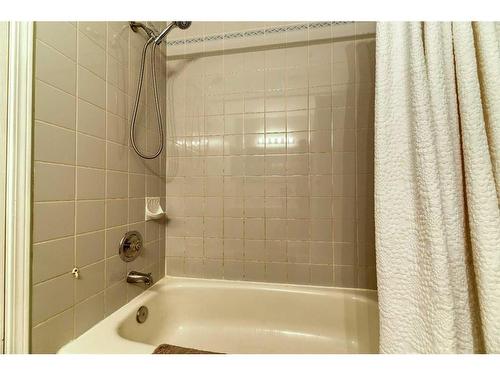 4-101 Elm Place, Okotoks, AB - Indoor Photo Showing Bathroom