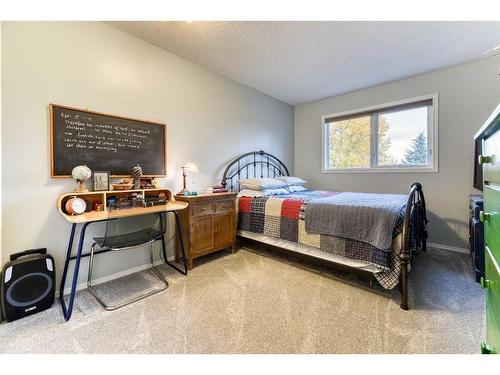 4-101 Elm Place, Okotoks, AB - Indoor Photo Showing Bedroom