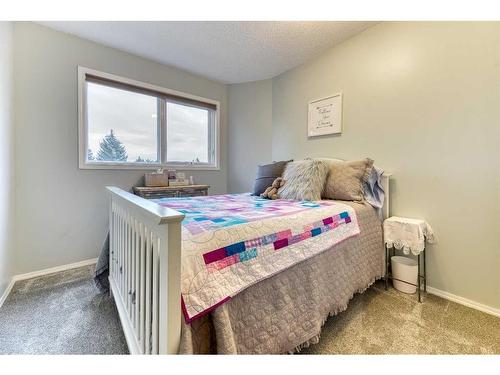 4-101 Elm Place, Okotoks, AB - Indoor Photo Showing Bedroom