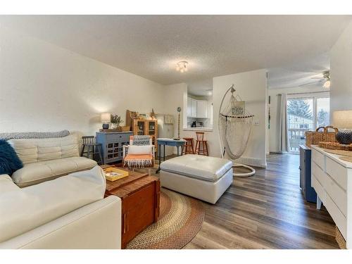 4-101 Elm Place, Okotoks, AB - Indoor Photo Showing Living Room