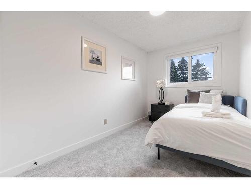 85S-203 Lynnview Road Se, Calgary, AB - Indoor Photo Showing Bedroom