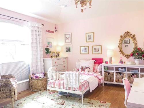 814 Radford Road Ne, Calgary, AB - Indoor Photo Showing Bedroom