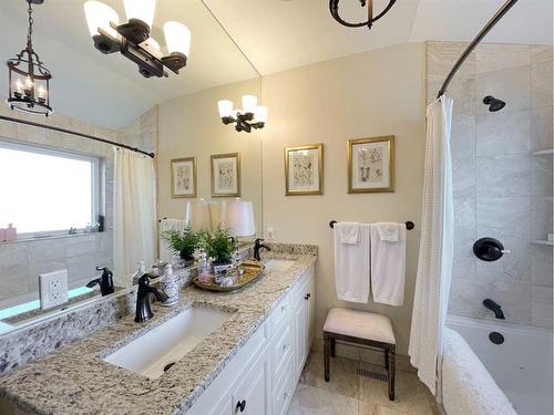 814 Radford Road Ne, Calgary, AB - Indoor Photo Showing Bathroom