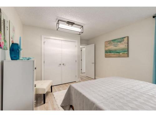 63-3200 60 Street Ne, Calgary, AB - Indoor Photo Showing Bedroom