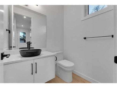 7108 36 Avenue Nw, Calgary, AB - Indoor Photo Showing Bathroom