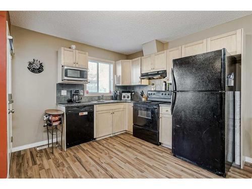 140 Royal Oak Gardens Nw, Calgary, AB - Indoor Photo Showing Kitchen