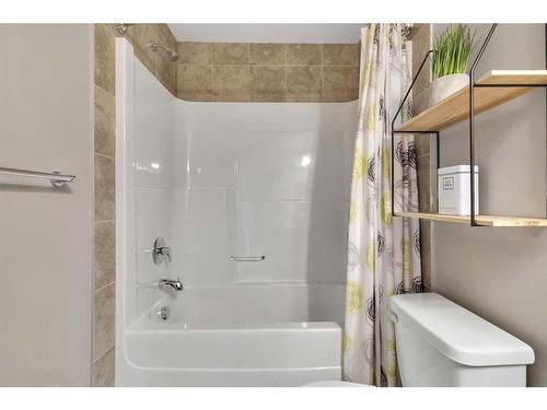 733 River Heights Crescent, Cochrane, AB - Indoor Photo Showing Bathroom